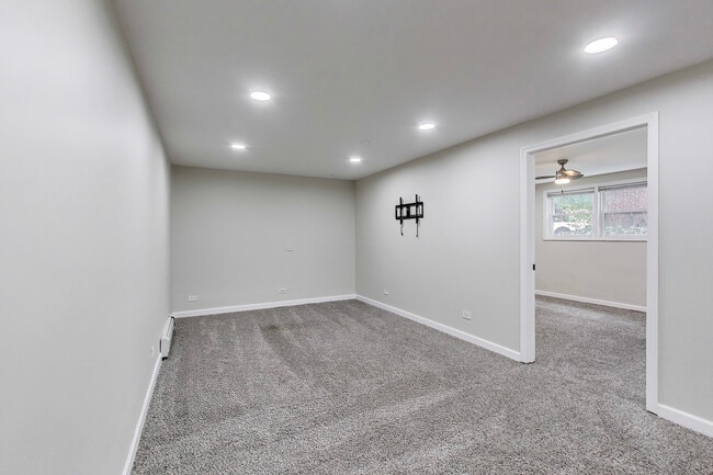 Building Photo - 1086 N Northwest Hwy