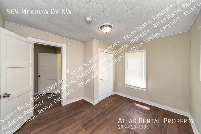 Building Photo - 909 Meadow Dr NW