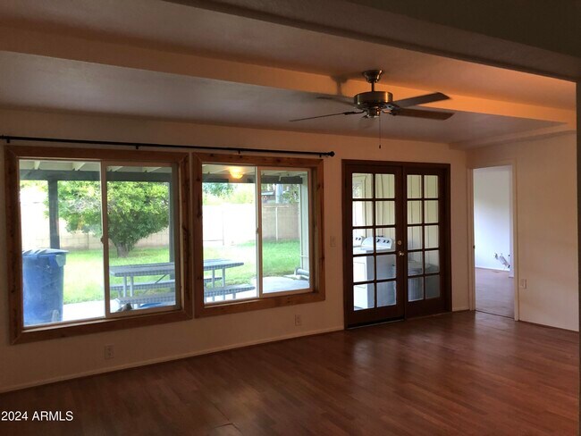 Building Photo - 335 E Solana Dr