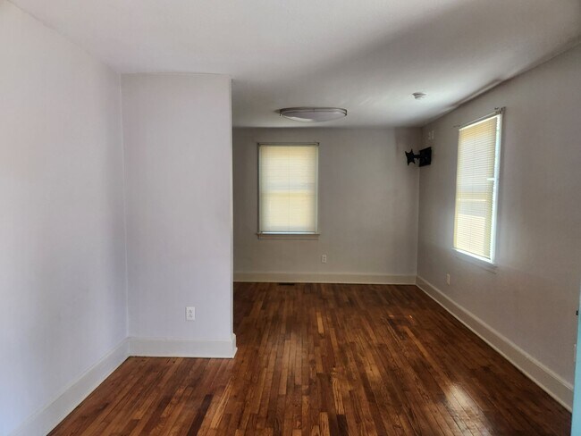 Building Photo - Lovely 2 Bedroom Bath