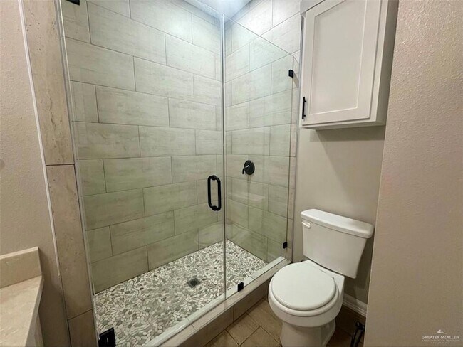 Building Photo - 913 E 13th St