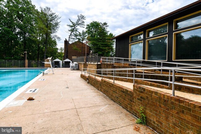 Building Photo - 49 Hawthorne Ct NE
