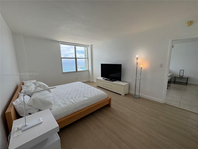 Building Photo - 5161 Collins Ave