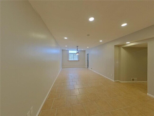 Building Photo - 15012 Viewcrest Ln