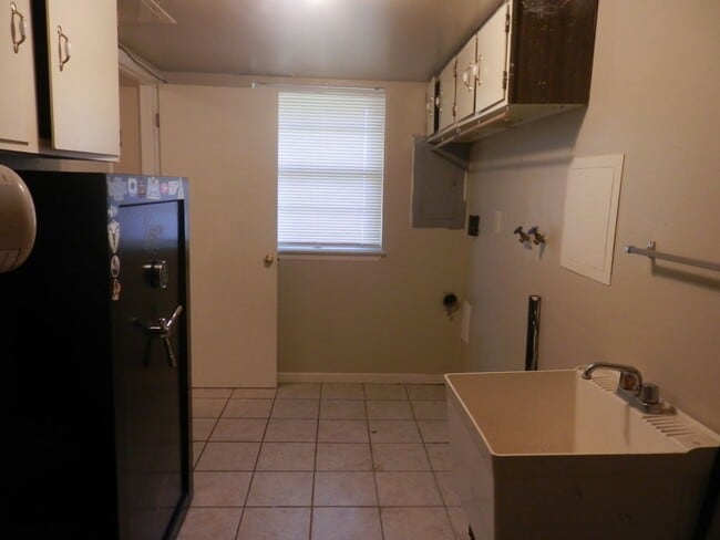 Building Photo - Quality 3 Bedroom 1.5 Bathroom Townhouse