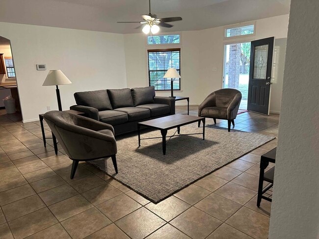 Building Photo - 125 S Bluebonnet Dr