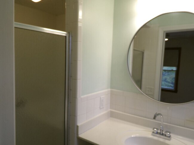 Building Photo - Country Living in Town