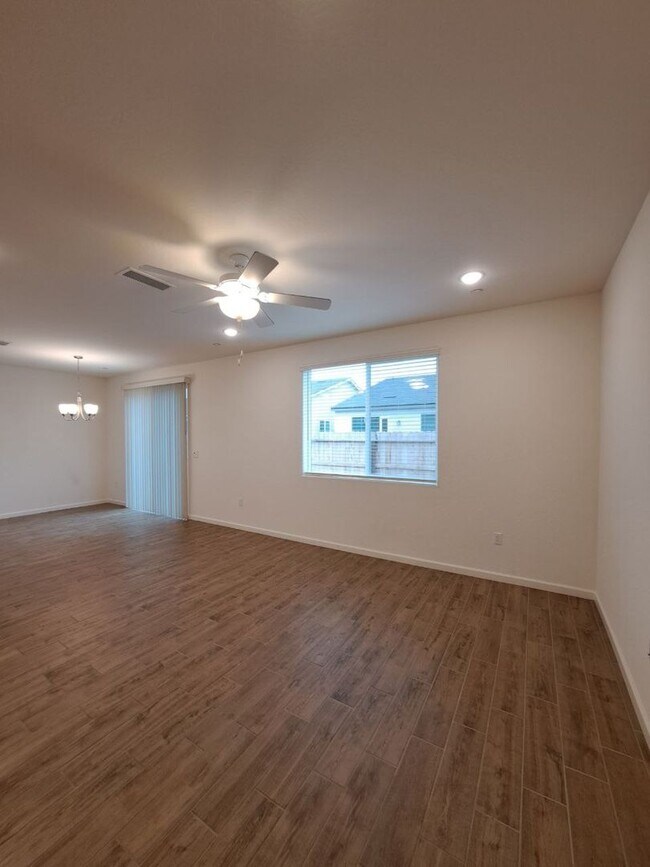 Building Photo - 3 Bedroom Home Near Armstrong & Olive!