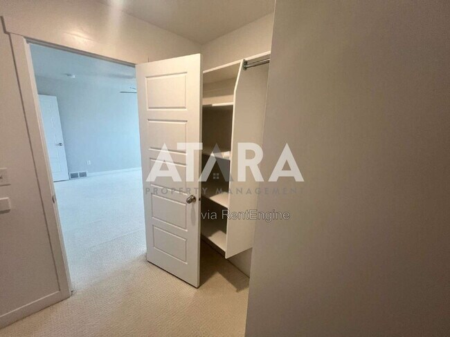 Building Photo - 1754 Oakwood Ln