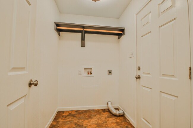 Building Photo - Wonderful 3/2/2 in North Lubbock!