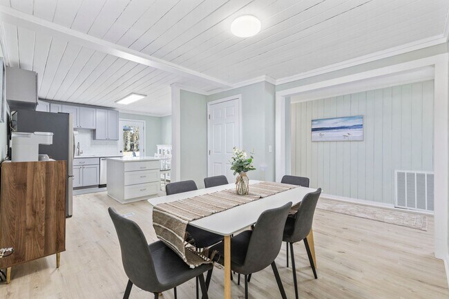 Building Photo - Gorgeous Totally Remodeled 3/2 in Garden C...