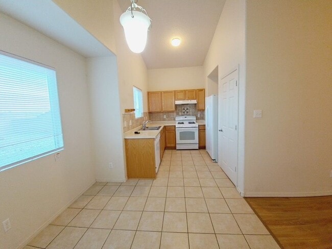 Building Photo - MOVE IN SPECIAL! 1/2 off 2nd months rent! Cute 3 bed, 2 bath home in Huning Ranch