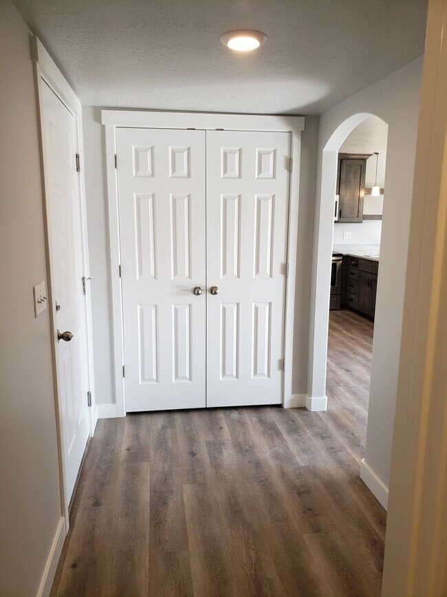 Building Photo - Great Springville Townhome