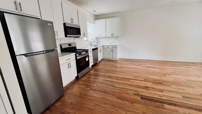 Building Photo - New Renovation 2 BR/2 BA right by the lake!