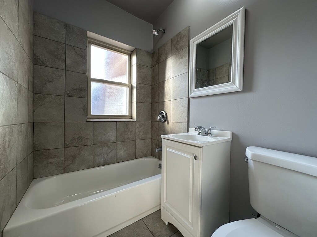 Building Photo - 4055 W Melrose St