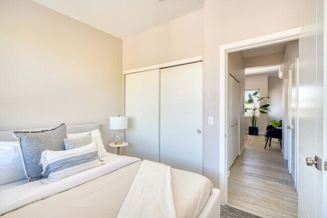 Building Photo - 1428 SE 19th Ave