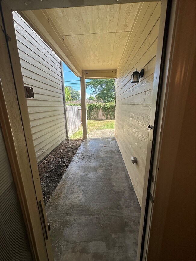 Building Photo - 5151 Oasis Park Ln