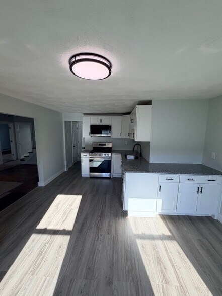 Building Photo - 133 Woodbury St