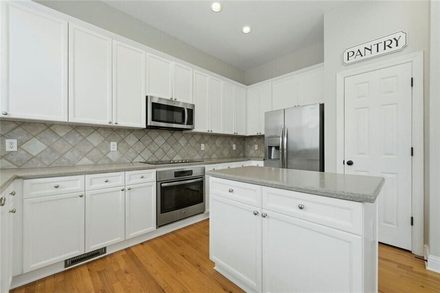 Building Photo - 319 Creekbank Way SE