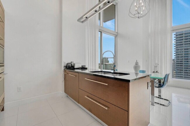 Building Photo - 485 Brickell Ave