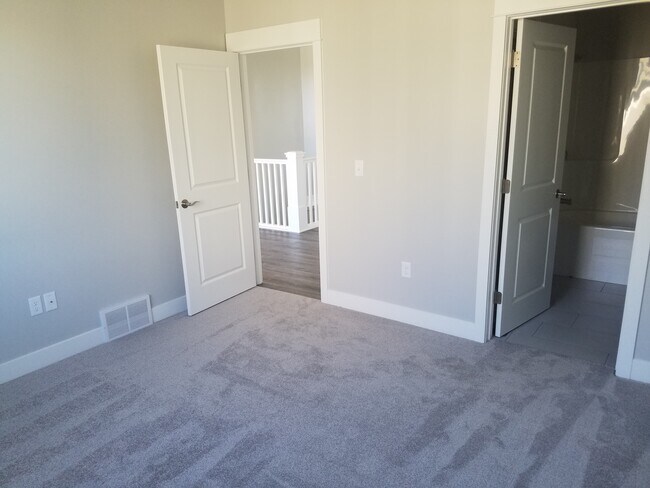 Building Photo - 3052 Golden Acres Dr