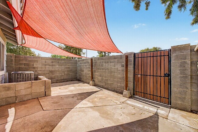 Building Photo - Welcome home to this charming 2-bedroom, 2-bath residence in the heart of Chandler!