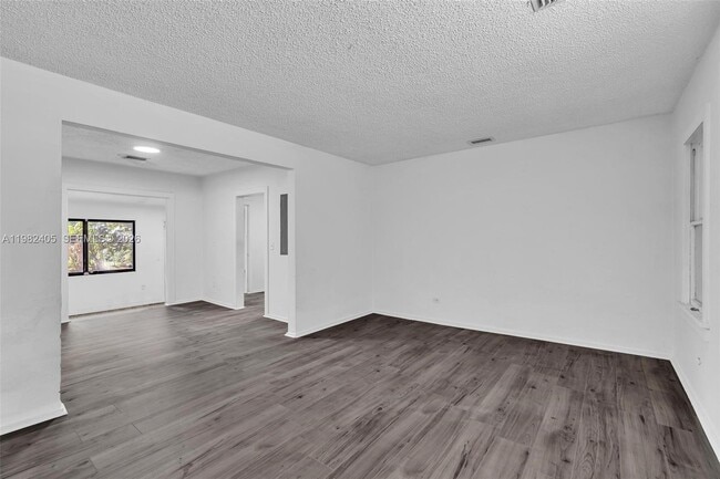 Building Photo - 118 NW 44th St