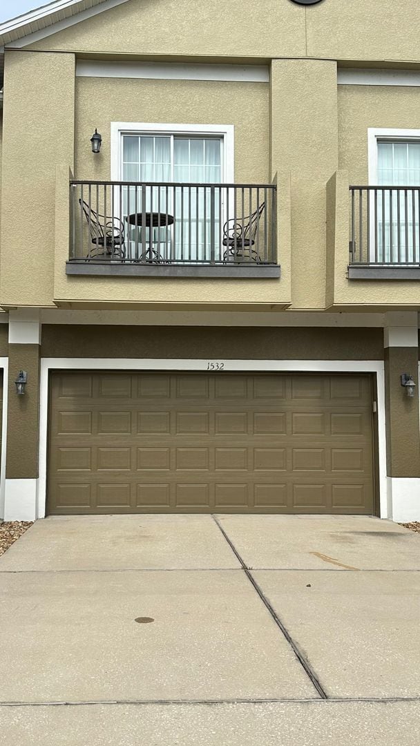 Building Photo - Spacious 3 Bed, 2.5 Bath Townhome with 2-C...