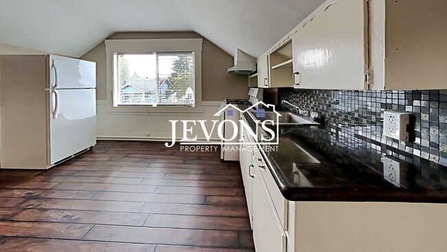 Building Photo - $300 Rent Credit - Well-kept ground-floor ...