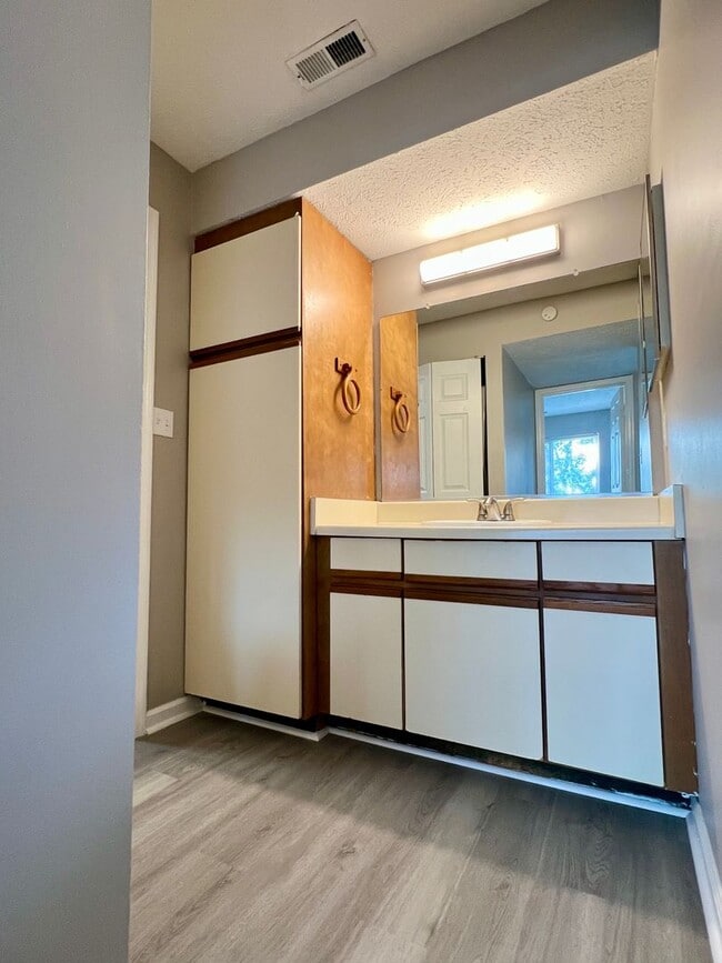 Building Photo - Well Appointed 1bdr 1bth Condo Apartment i...