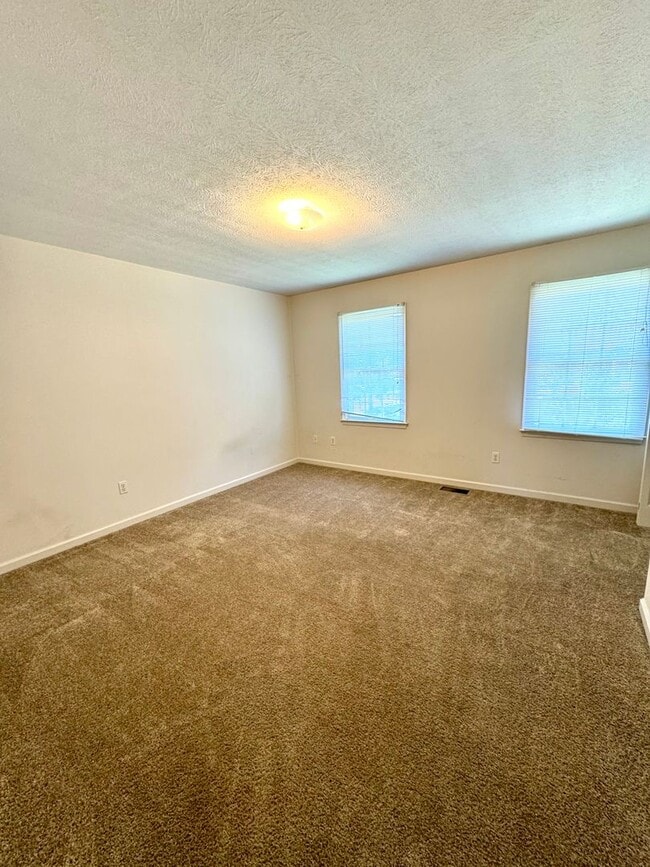 Building Photo - Duplex with Basement Garage for Rent