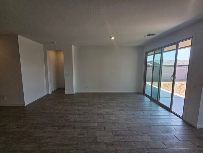 Building Photo - Beautiful new build w mountain views