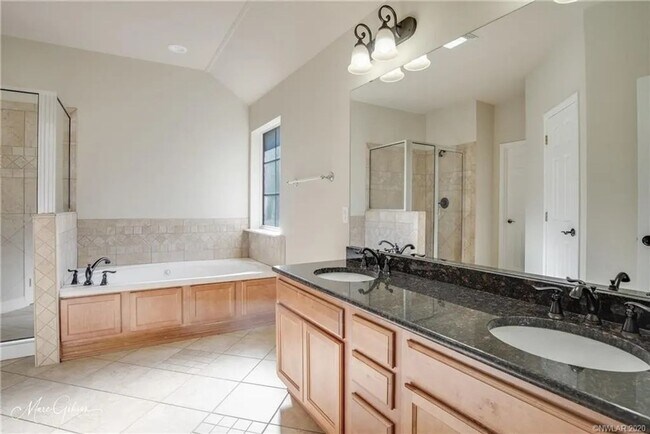 Building Photo - Gated Community close to LSUS