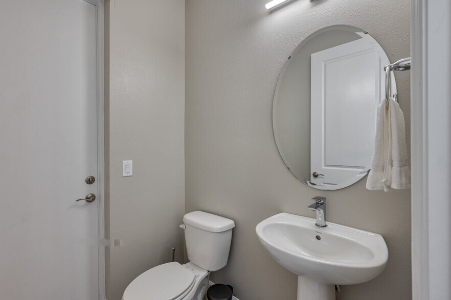 Building Photo - 8013 Formosa Vly Pl