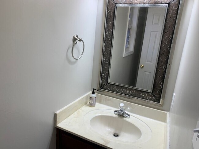 Building Photo - BEAUTIFUL 3 BEDROOM HOME