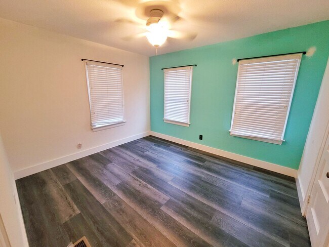 Building Photo - St. Petersburg Pool Home - 3 Bedroom 2 Bath