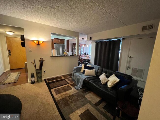 Building Photo - 3304 Valley Dr