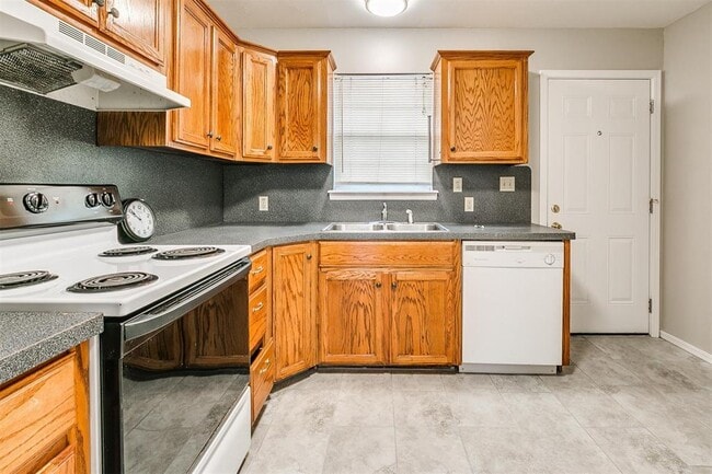 Building Photo - 824 Russell Cir