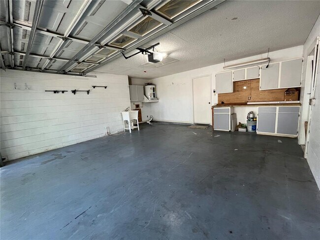 Building Photo - 1465 Tiverton Dr