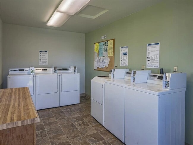 Building Photo - 402 S 5th St E