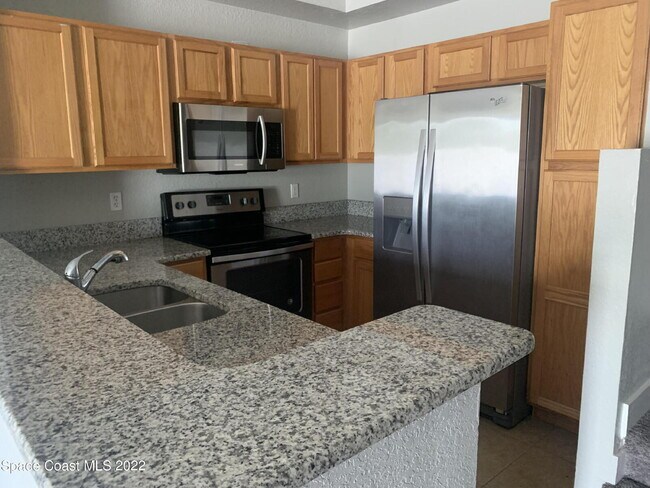 Building Photo - Spacious Two-Story Condo/Townhouse – Prime...