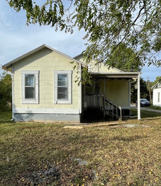 Building Photo - Updated 3 bed/1 bath home!