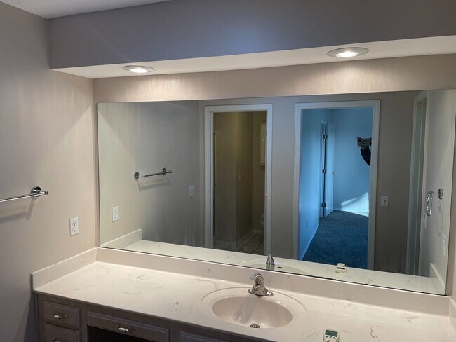 Building Photo - BEAUTIFUL Spacious home with an open floor plan in a great area!