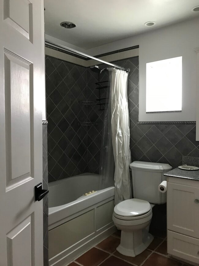 Building Photo - 1812 Edgewater Dr