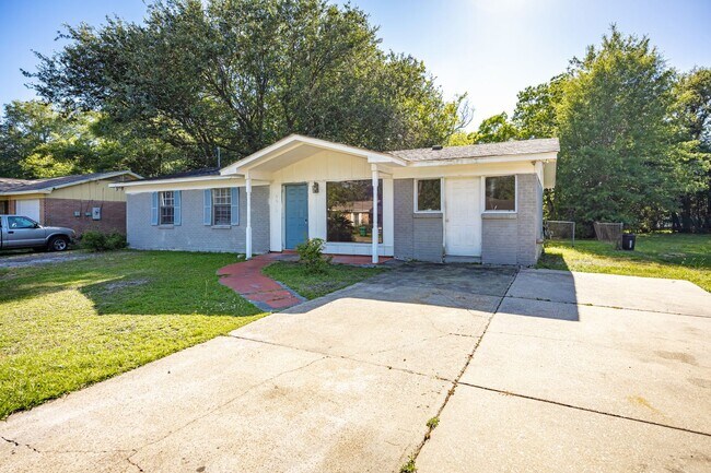 Building Photo - 5612 Rose Dr