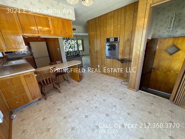 Building Photo - 3021 E Sangamon Ave