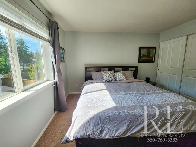 Building Photo - Spacious Silverdale Home with Large Fenced...