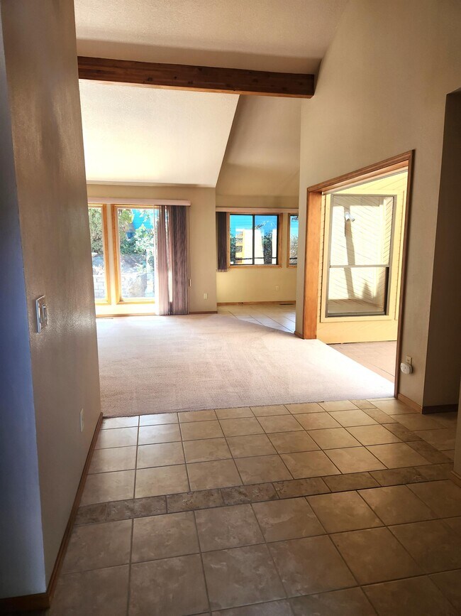 Building Photo - 611 NE Tracker Ct