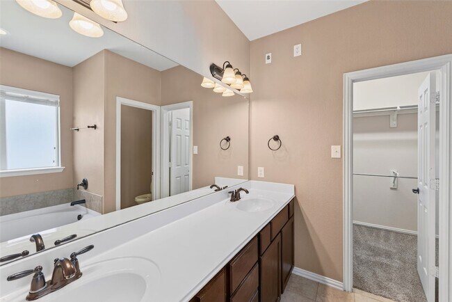 Building Photo - 417 Hackberry Dr