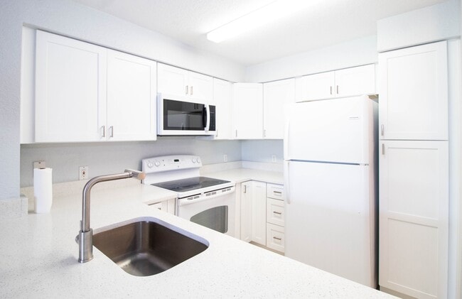 Building Photo - 14036 Fairway Island Dr